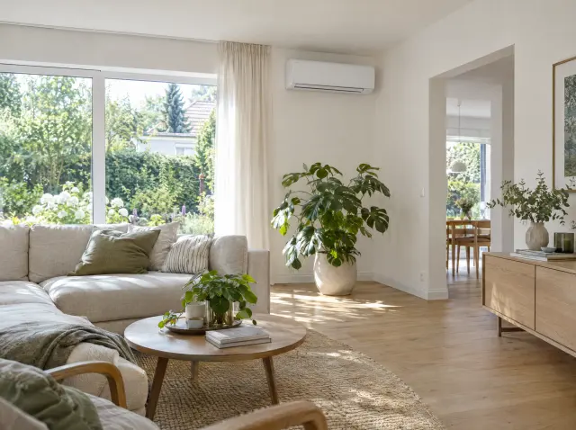 Wohnzimmer mit Split-Klimagerät